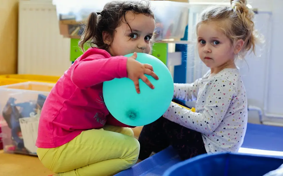 Millionen ukrainische Kinder sind wegen dem Ukraine-Krieg geflüchtet. | © UNICEF/Maizhara Ukraine Nothilfe: Millionen Kinder mussten vor dem Ukraine-Krieg fliehen.