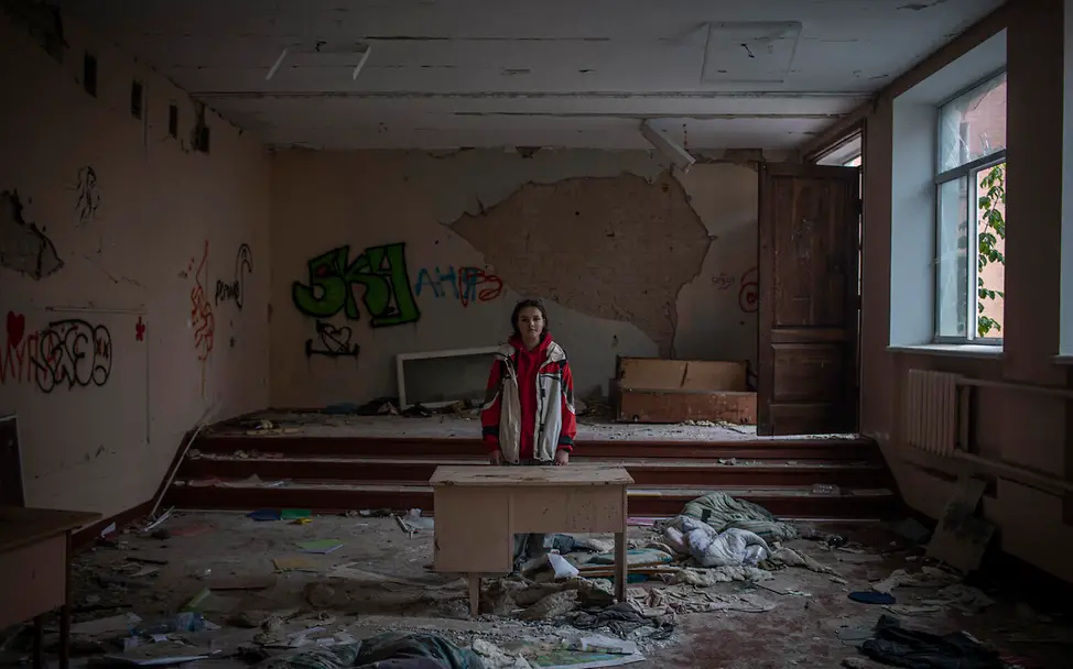Darya steht in ihrem zerstörten Klassenzimmer in Tschernihiw in der Ukraine. © UNICEF/Ibarra Sánchez Ukraine-Krieg Verlauf: Darya steht in ihrem zerstörten Klassenzimmer in der Ukraine.