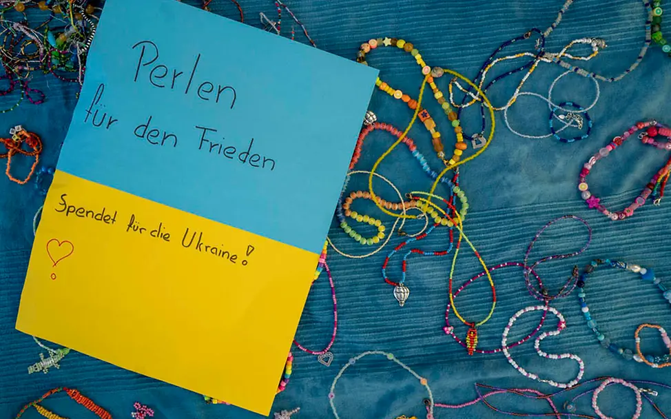 Menschen aus der Ukraine helfen: Aktion Perlen für den Frieden | © UNICEF/Unruh Menschen aus der Ukraine helfen: Aktion Perlen für den Frieden | © UNICEF/Unruh