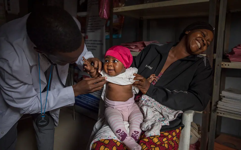 Nahezu alle Todesfälle von Lungenentzündung bei Kindern unter fünf Jahren sind vermeidbar. | © UNICEF/Modola Lungenentzündung Kind: Eine Gesundheitsuntersuchung in Nigeria.
