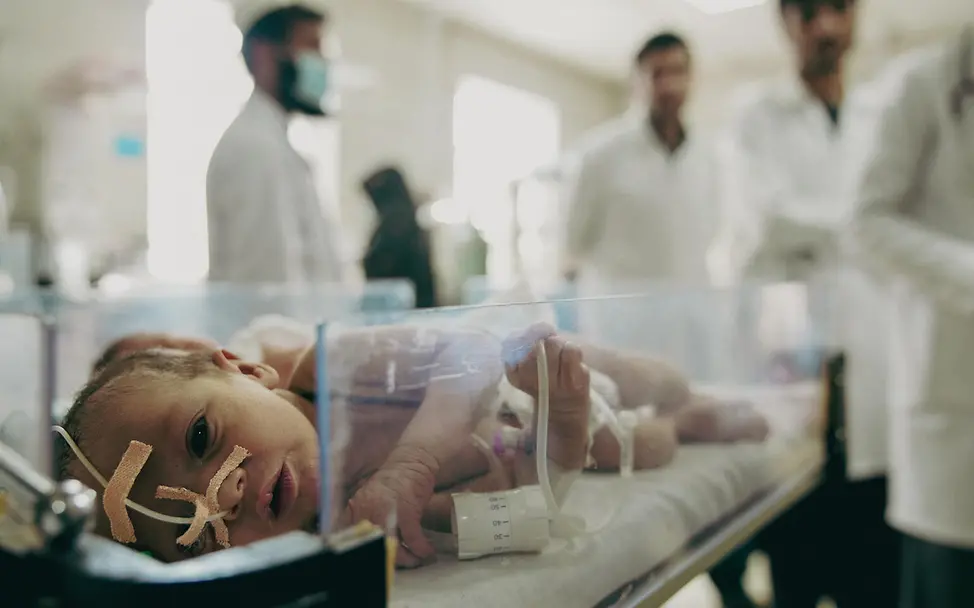 Lungenentzündungen führen zu teilweise schweren Krankheitsverläufen bei Frühgeborenen, Säuglingen, Kleinkindern und Kindern mit Vorerkrankungen. | © UNICEF/Gripiotis Lungenentzündung Kind: Ein Neugeborenes erkrankte an einer Lungenentzündung und wird im Krankenhaus in Afghanistan behandelt.