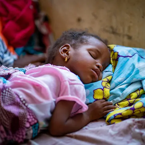 Mali: Mangelernährtes Baby im Krankenhaus einer Auffangstation für Ernährungserziehung.© UNICEF/UN0701269/N’Daou UN0701269
