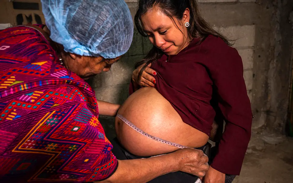 Guatelmala: Untersuchung von schwangerer Patientin. © UNICEF/UN0731284/Izquierdo UN0731284