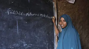 UNICEF informiert in Mädchenklubs über die Gefahren von Kinderehen. | © UNICEF/Tesfaye Kinderehen in Äthiopien: Fiinxee ist glücklich, dass sie sich aus ihrer Ehe befreien konnte.