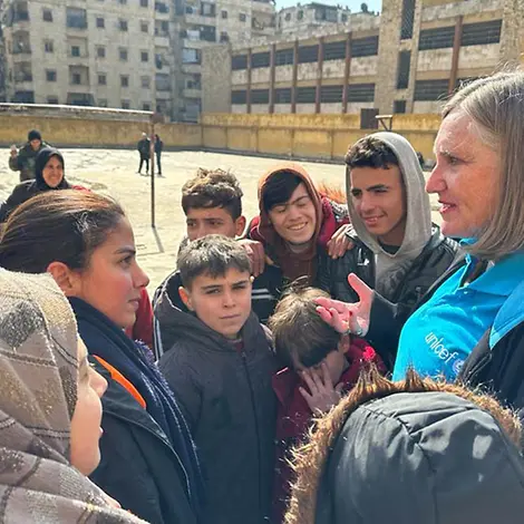 Erdbeben in Syrien und der Türkei: UNICEF-Repräsentatin in Syrien Angela Kearny im Gespräch mit Kindern | © UNICEF/anonymous Erdbeben in Syrien und der Türkei: UNICEF-Repräsentatin in Syrien Angela Kearny im Gespräch mit Kindern