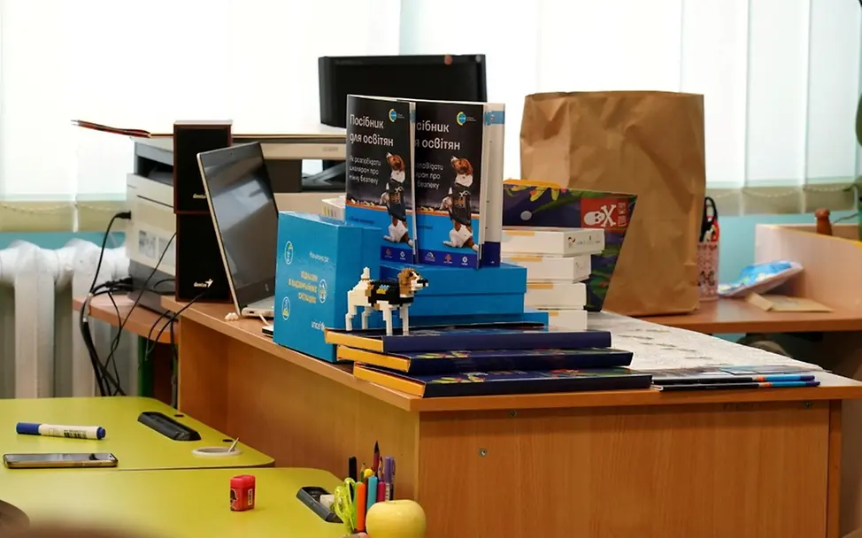 In den Unterrichtsstunden erhalten die Kinder Materialien zum Thema Minen und ihre Gefahren. | © UNICEF/Boyko Patron Unterrichtsmaterial und als Spielzeug