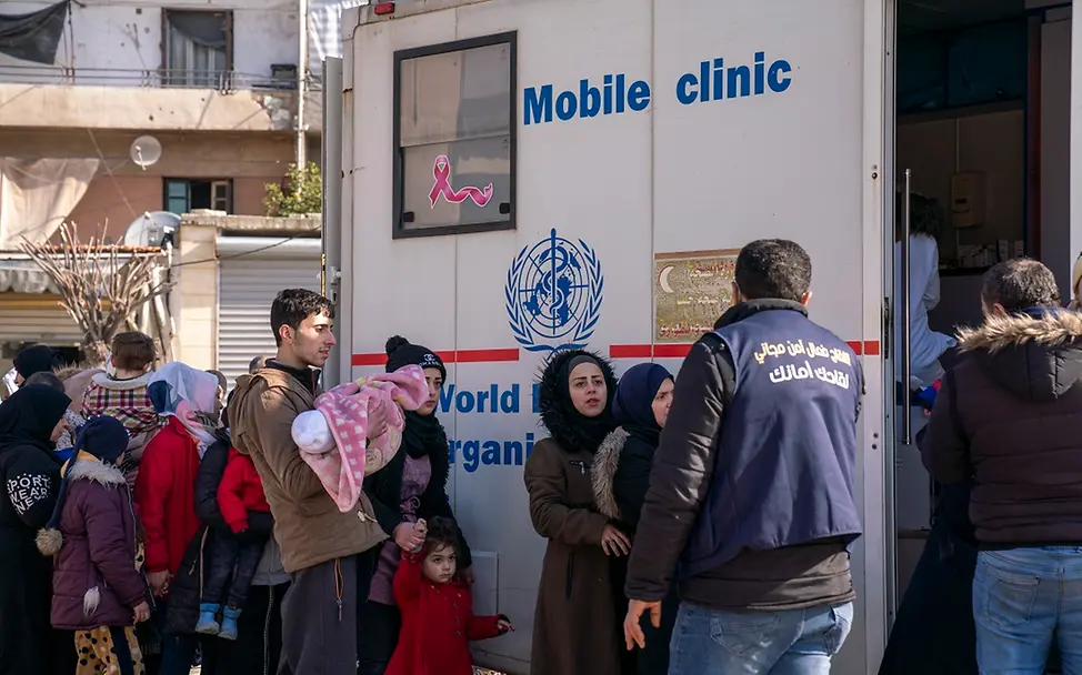 Erdbeben Syrien: So hilft UNICEF | © UNICEF/Al-Asadi Erdbeben Syrien: Menschen stehen vor einer mobilen Klinik in Syrien.