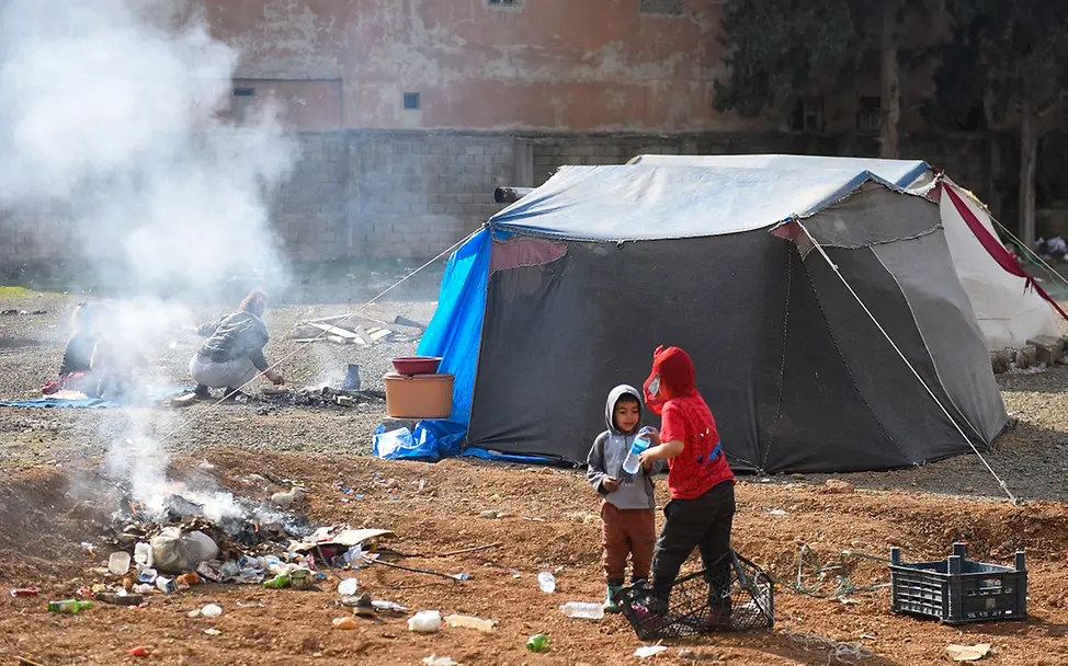 Erdbeben in der Türkei: So hilft UNICEF | © UNICEF/Ölçer Erdbeben in der Türkei: Junge reicht einem anderen Wasser