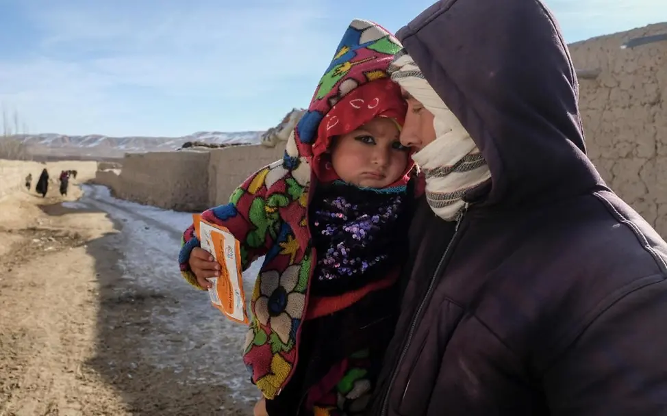 Vater hält Tochter seine Tochter im Arm nachdem sie in einem Gesundheitszentrum untersucht wurde. | © UNICEF/Gripiotis Ein Vater hält seine Tochter im Arm, nachdem sie in einem Gesundheitszentrum untersucht wurde.