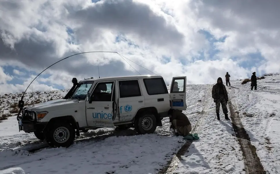 Ein UNICEF-Team bahnt sich den Weg zu einem Dorf in dem Distrikt Chaghcharan in der Provinz Ghor. | © UNICEF/Gripiotis Ein UNICEF-Team bahnt sich den Weg zu einem Dorf in dem Distrikt Chaghcharan in der Provinz Ghor.