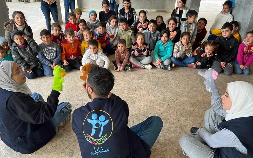 Psychosoziale Hilfe für syrische Kinder nach den Erdbeben | © UNICEF/UN0782704/ Erdbeben Türkei Syrien: Psychosozial geschulte Mitarbeiter*innen sind für die Erdbebenopfer da.