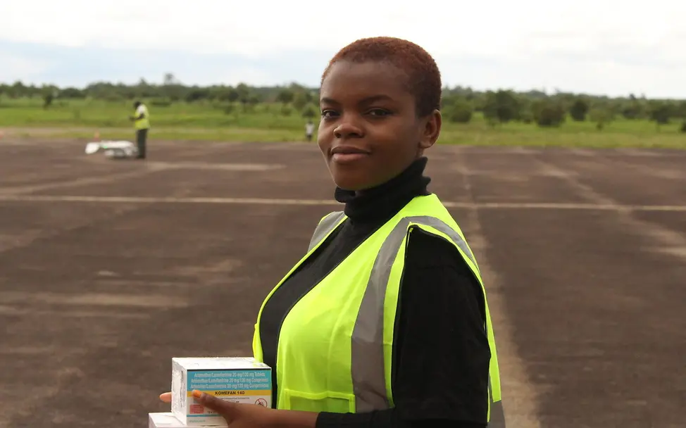 Debora Duwa Mtambalika (26) ist die erste malawische Drohnenpilotin. 