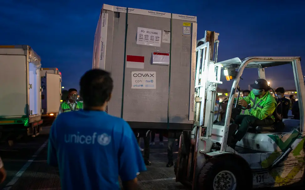 Indonesien: Ein UNICEF-Mitarbeiter beim Transport von Corona-Impfstoffen. | © UNICEF/COVAX/Arimacs Wilander COVAX: UNICEF-Mitarbeiter in Indonesien beim Transport von Corona-Impfstoffen.