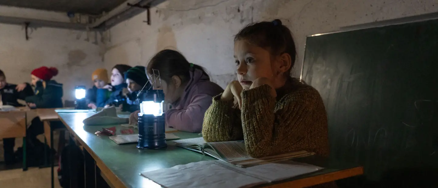 Kinder sitzen im Keller eines Kindergartens, um bei Bombenangriffen Schutz zu haben. | © UNICEF/Filippov Ukraine Krieg: Kinder sitzen im Keller eines Kindergartens, um sich vor Bombenangriffen zu schützen.