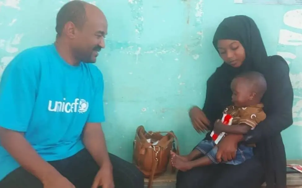 UNICEF Ernährungsspezialist Mohammed Ali Elamin spricht mit einer Mutter | © UNICEF/Mahoumd SMOH UNICEF Ernährungsspezialist Mohammed Ali Elamin spricht mit einer Mutter