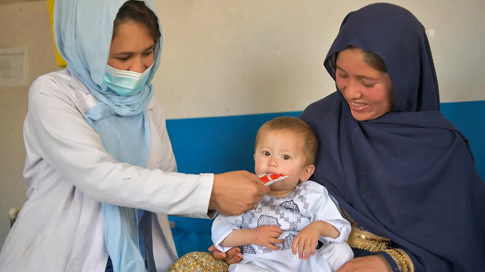 Mangelernährung in Afghanistan: Eine Krankenschwester füttert ein Baby mit Erdnusspaste | © UNICEF/Karimi Mangelernährung in Afghanistan: Eine Krankenschwester füttert ein Baby mit Erdnusspaste