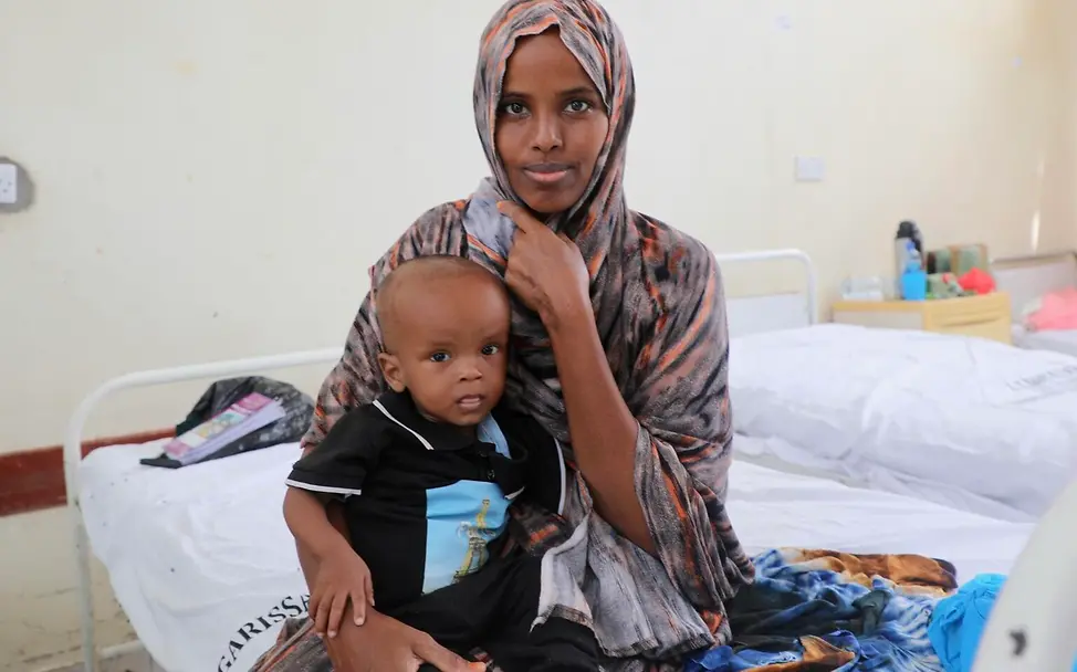 Haria Adow hält ihren mangelernährten Sohn Mansuur Osman in einem Gesundheitszenrum in Garissa (Kenia) im Arm. Kenia: Eine Frau hält ihren mangelernährten Sohn im Arm