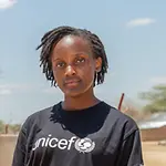 Interview: Klimaschutzaktivistin Vanessa Nakate | © UNICEF/Translieu/Nyaberi Vanessa Nakate vor einem solarbetriebenen Brunnen in Kenia
