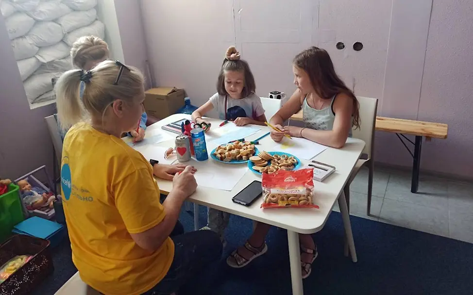 Zerstörter Staudamm: Kinder warten in einem UNICEF-Schutzzentrum auf ihre Evakuierung | © UNICEF/UNICEF Ukraine Zerstörter Kachowka-Staudamm: Kinder warten nach der Zerstörung des Staudamms in einem UNICEF-Zentrum auf ihre Evakuierung.