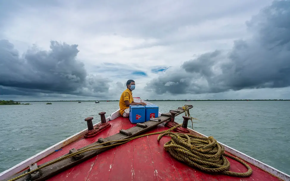 Impfstoff via Passagierboot! Pragmatische Lösung in Ostindien. | © UNICEF/UN0678917/Ghosh Hilfsgüter via Passagierboot in entlegene Mangroveninseln.