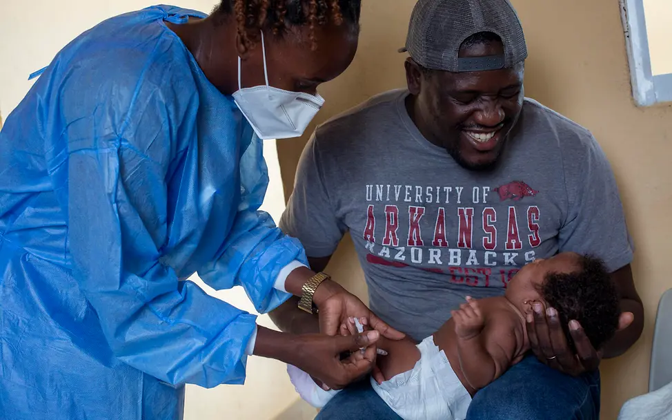 Kailane (2 Monate) bekommt im Beisein von ihrem Papa Wilson eine Routineimpfung. | © UNICEF Angola: Papa Wilson bringt seine Tochter zur Routineimpfung.