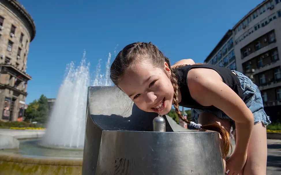 Hitze Europa | © UNICEF/Pancic Hitze Kinder: Mädchen trinkt an Trinkwasserbrunnen in Serbien.