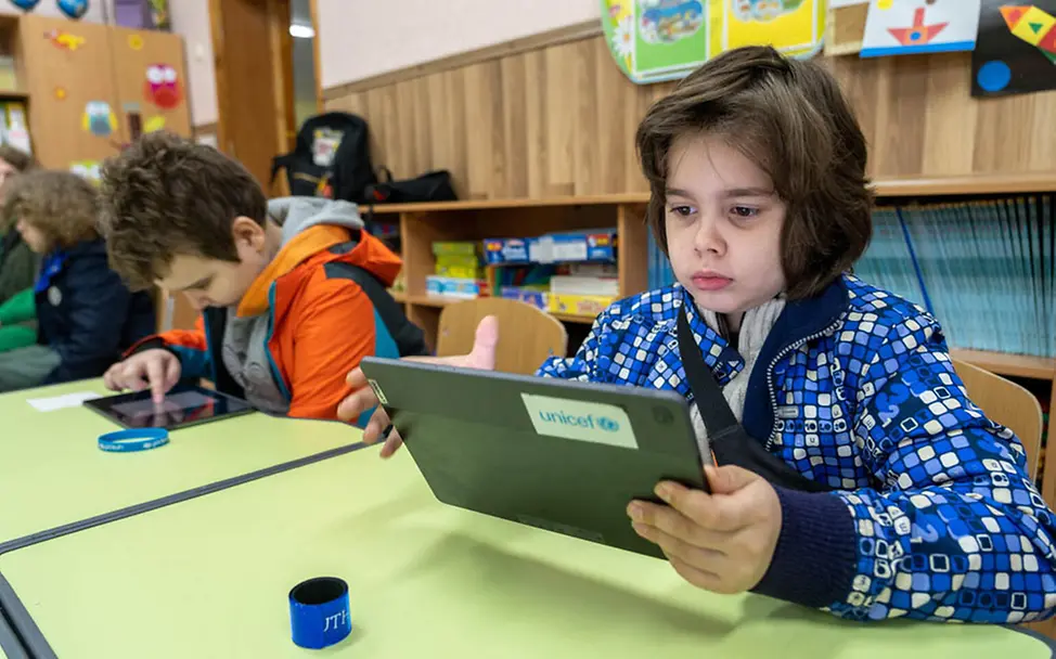 Krieg in der Ukraine: Ein Schüler lernt an einem von UNICEF zur Verfügung gestellten Tablet | © UNICEF/Filippov Krieg in der Ukraine: Ein Schüler lernt an einem von UNICEF zur Verfügung gestellten Tablet