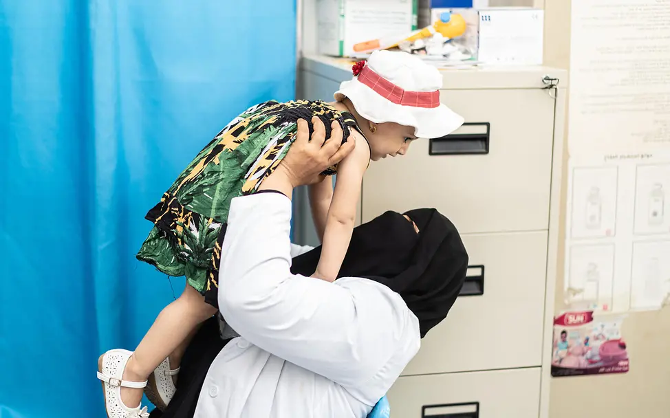 Ghada macht ihre Arbeit als Gesundheitshelferin im Jemen in der Hoffnung, dass Kinder gesund bleiben. | © UNICEF/Hayyan Gesundheitshelferin Ghada im Jemen liebt ihren Job.