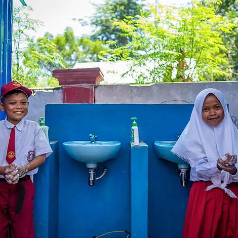 Welttoilettentag | UNICEF/Wilander Saputra, 12 und Sisil Agustin, 12 waschen sich die Hände in ihrer Schule in Donggala, Zentralsulawesi, Indonesien.