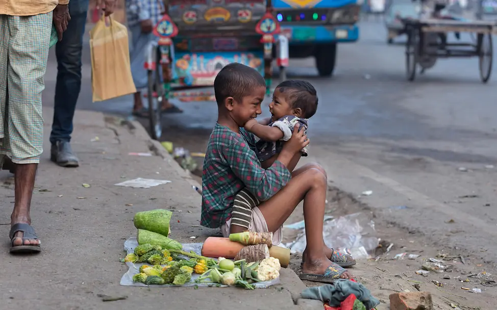 Kinder verkaufen Gemüse auf der Straße. © UNICEF/UNI407021/Mawa Bangladesch_Strassenverkauf_UNI407021