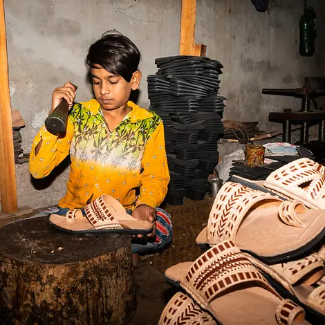 Arif ist Lehrling in einer Schuhfabrik. © UNICEF/UN0393290/Satu Bangladesch_Kinderarbeit_Schuster_UN0393290