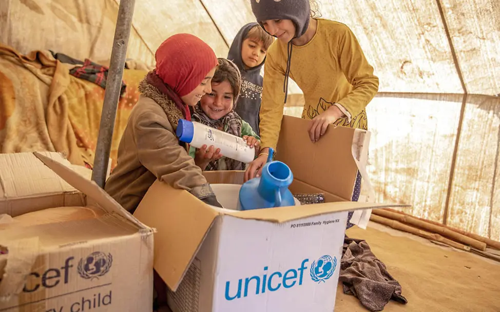 Afghanistan Kinder: Überlebende des Erdbebens eines Erdbebens packen UNICEF-Hilfsgüter aus | © UNICEF/Khan Afghanistan Kinder: Überlebende des Erdbebens eines Erdbebens packen UNICEF-Hilfsgüter aus