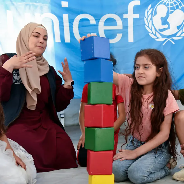 Eine Kindergruppe in einem kinderfreundlichen UNICEF-Zentrum baut einen Turm aus Klötzen | © UNICEF/Hazori Erdbeben Syrien Türkei: Kinder im syrisch-türkischen Grenzgebiet brauchen weiterhin Hilfe