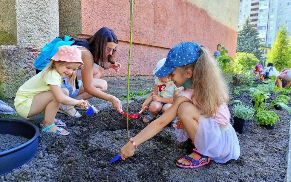 Ukraine: Workshop im Garten |© UNICEF/unknown Jahrestag Ukraine-Krieg: Kinder pflanzen einen Baum.