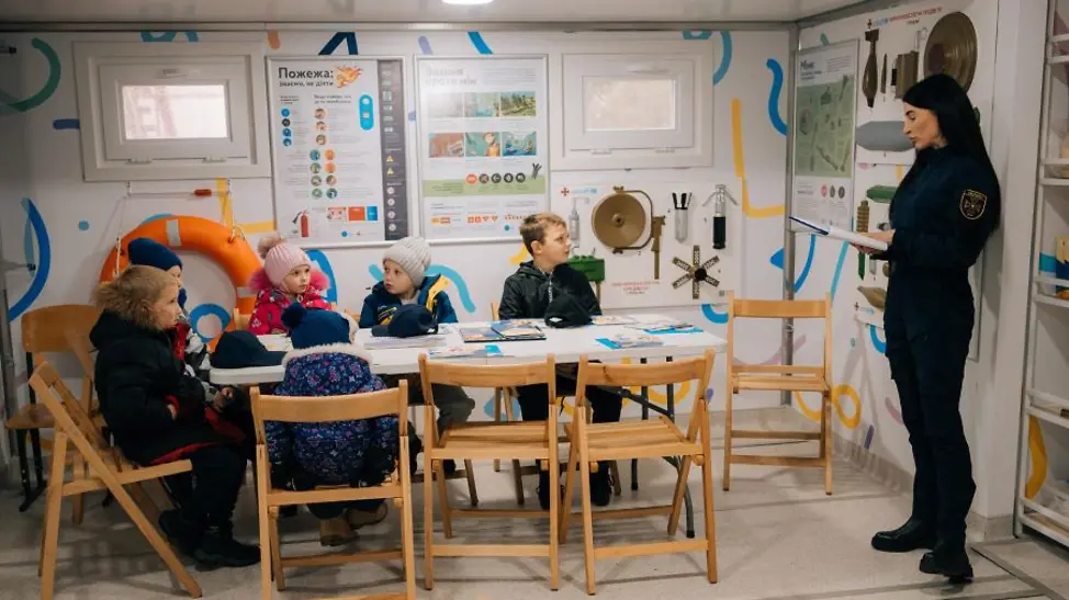 Ukraine: Sicherheitsaufklärung zu Minen und Blindgängern. |© UNICEF/Pashkina Jahrestag Ukraine-Krieg: Kinder hören sich Aufklärung über Minen an.