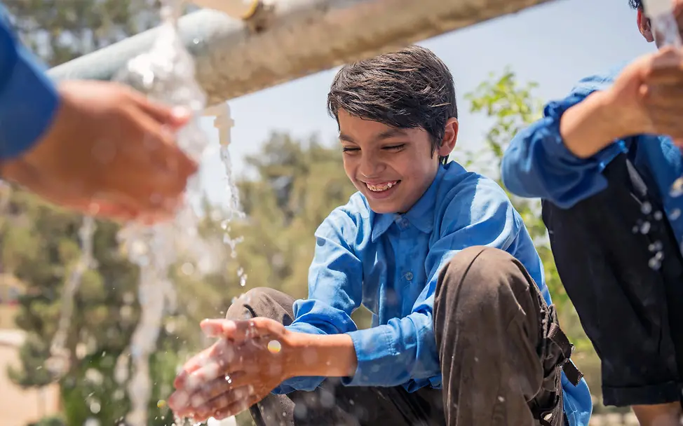 © UNICEF/UNI401779/Naftalin Junge wäscht sich die Hände.