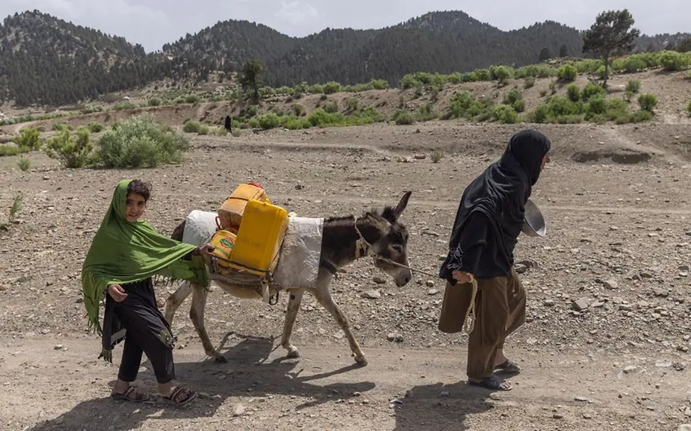 Noorbala (6) holt mit Großmutter und Esel Wasser in Kan Rozi Khel, Afghanistan. | UNICEF/Bidel Noorbala (6) holt mit Großmutter und Esel Wasser in Kan Rozi Khel, Afghanistan.