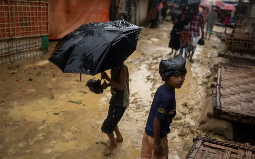 Bangladesch: Kinder suchen Schutz vor Zyklon | © UNICEF/UN0842328/Mukut Zwei Kinder in einer matschigen Straße in einem Camp für geflüchtete Familien.