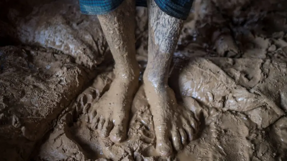 Bangladesch: Schlammlawinen durch Regenfälle | © UNICEF/Nybo Kind steht in Schlammlawinen, ausgelöst durch Regenfälle.