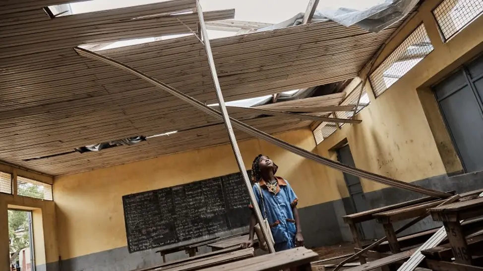 Madagaskar: Schulgebäude durch Stürme zerstört | © UNICEF/Andriantsoarana Kind steht in durch Sturm zerstörten Schulgebäude.