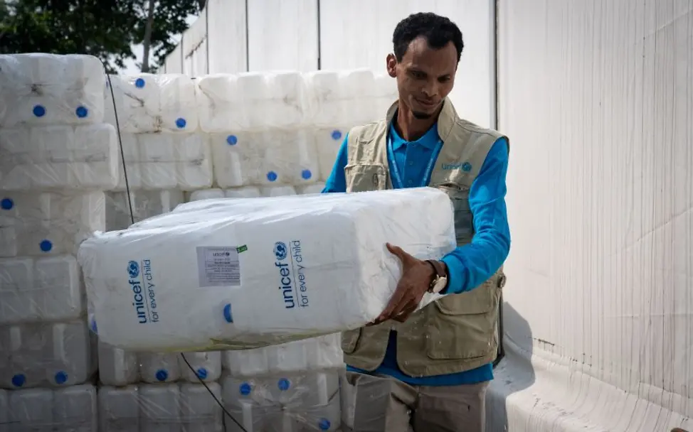 UNICEF lagert Hilfsgütern ein | © UNICEF/Lateef Vorbereitung von Hilfsgütern in Bangladesch.