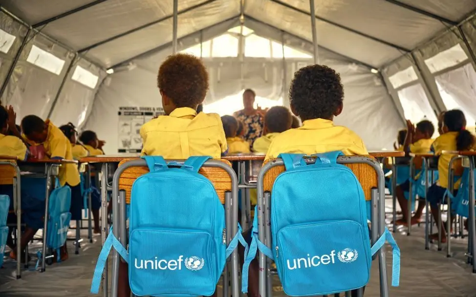Schule in einem von UNICEF bereitgestelltem Zelt | © UNICEF/Shing Kinder sitzen in einem temporären Klassenzimmer in Zelt.