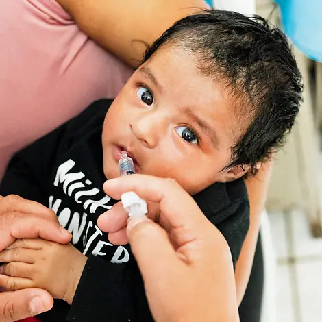 Ein Baby in Guatemala bekommt eine Schluckimpfung gegen Infektionskrankheiten | © UNICEF/Willocq Nahezu ausgerottete Krankheiten: Impfungen schaffen Immunität und schützen vor Krankheitserregern und Epidemien.