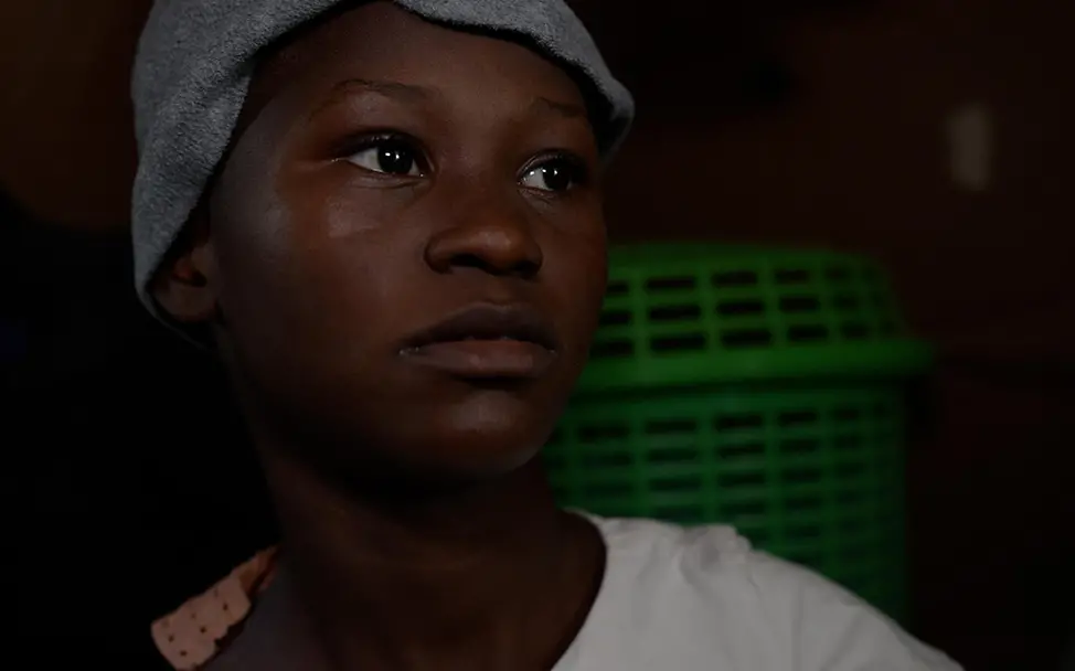 Virginia (13) wurde von einem Querschläger getroffen und verletzt. | © UNICEF/Joseph Kriminalität in Haiti: Virginia ist nirgendwo in Sicherheit.