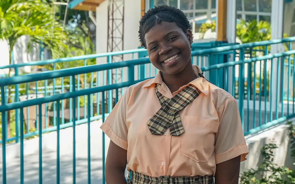 Ronialissa findet Kraft in ihren geschriebenen Gedichten. | © UNICEF/Joseph Kriminalität in Haiti: Ronialissa schreibt Gedichte, um die Situation besser zu verarbeiten.