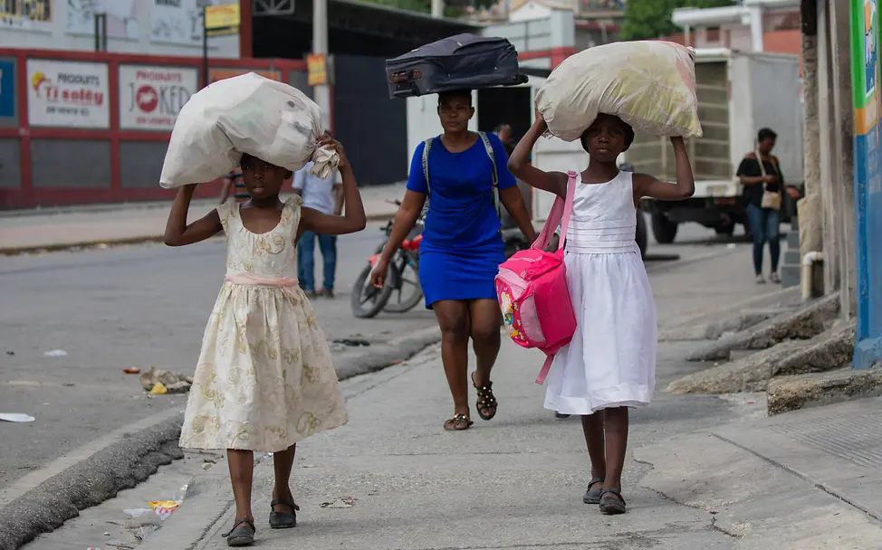 Nur das Nötigste zusammengepackt begibt sich die Familie auf die Flucht. | © UNICEF/Erol Kriminalität in Haiti: Kinder fliehen mit dem Nötigsten.