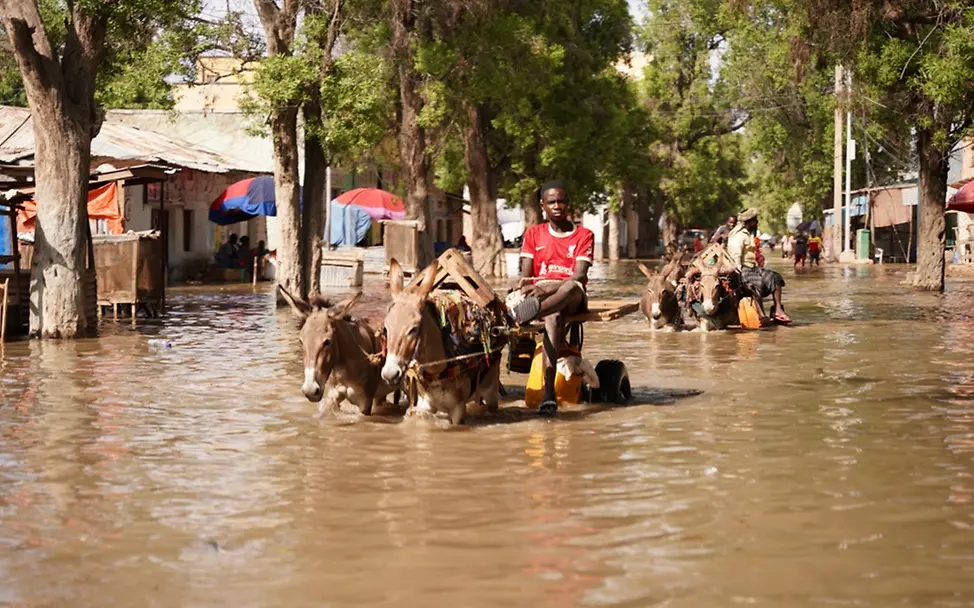Familien aus Beledweyne, Zentralsomalia sind wegen Hochwasser gezwungen, in höher gelegene Gebiete zu ziehen. | © UNICEF/UNI484831/Mumin Familien aus Beledweyne, Zentralsomalia sind wegen Hochwasser gezwungen, in höher gelegene Gebiete zu ziehen.