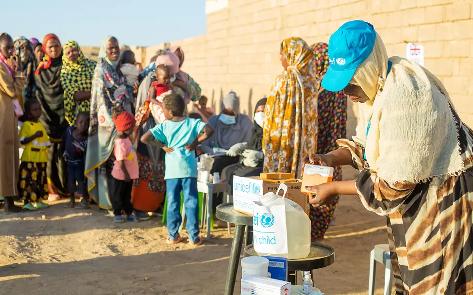 Sammelpunkt für Binnenvertriebene im Sudan | UNICEF/UNI530177/Elfatih Familien stehen an um ihre Kinder auf Mangelernährung testen zu lassen