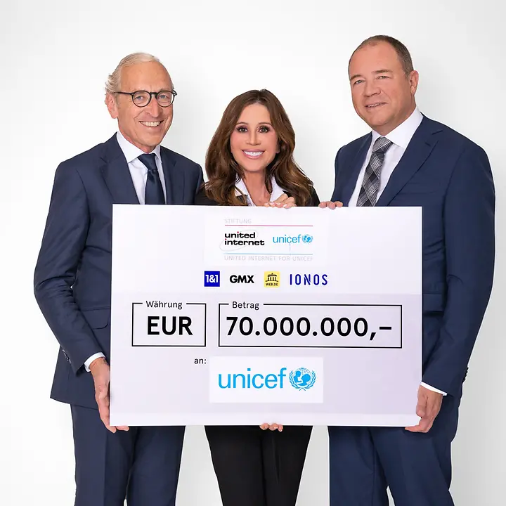 Scheckübergabe an UNICEF