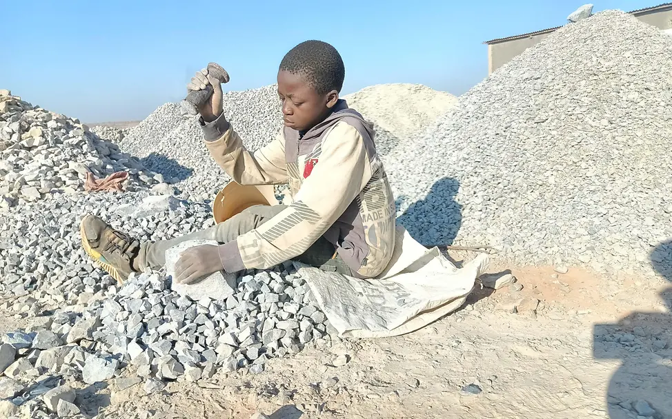 Ein Junge bei seiner Arbeit im Steinbruch